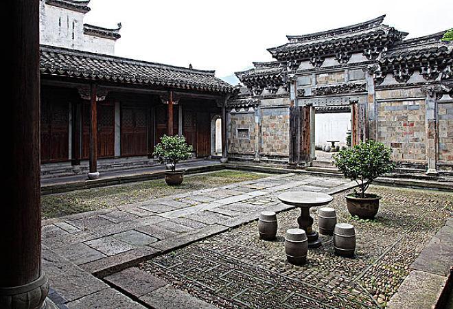 浙江的"巨富豪宅",是典型的封建家族聚居点,家中世代为官