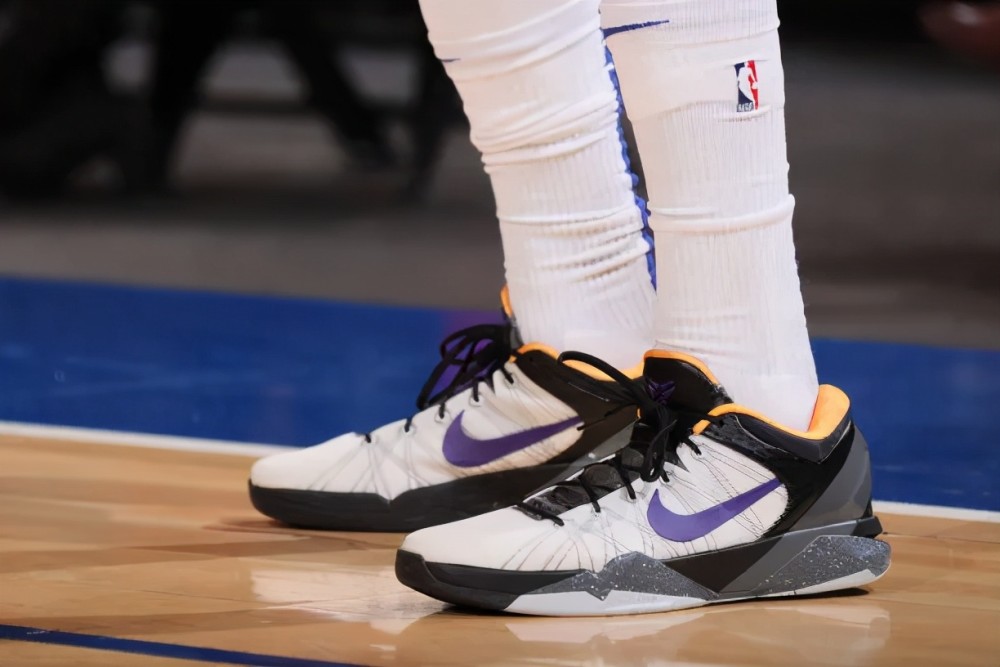 nba球员上脚哈雷尔2双锐步战靴匹克和安踏的球鞋都有