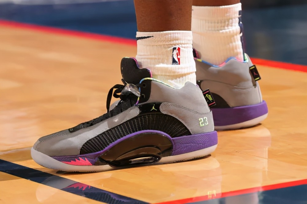 nba球员上脚哈雷尔2双锐步战靴匹克和安踏的球鞋都有