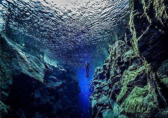 将一块砖扔到马里亚纳海沟中,砖会沉入海底吗?