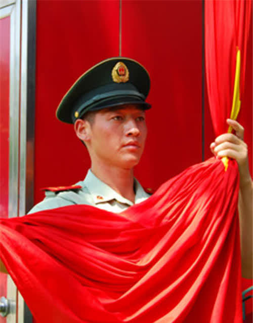 "中国第一升旗手"高红甫:退伍后拒绝百万年薪:不能沾国旗的光_腾讯