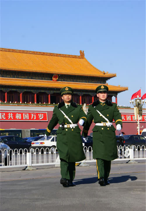 "中国第一升旗手"高红甫:退伍后拒绝百万年薪:不能沾国旗的光_腾讯