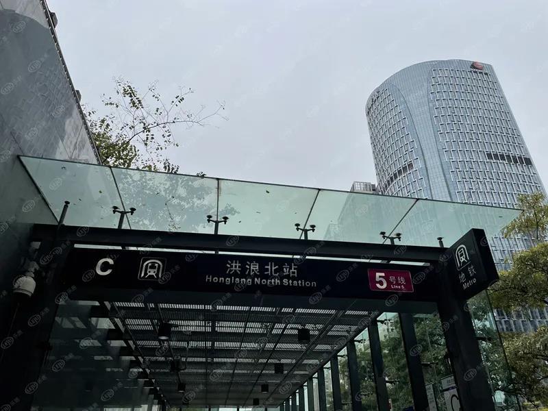 项目位于地铁5号线洪浪北站d出口,是地铁上盖物业,从地铁口出来就可以