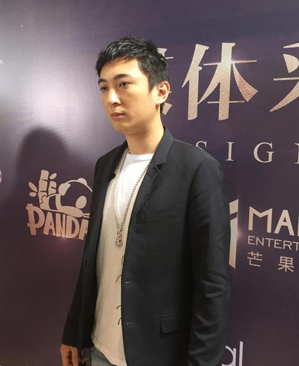 王思聪深夜现身网吧,后宫团又添两位新人_腾讯新闻