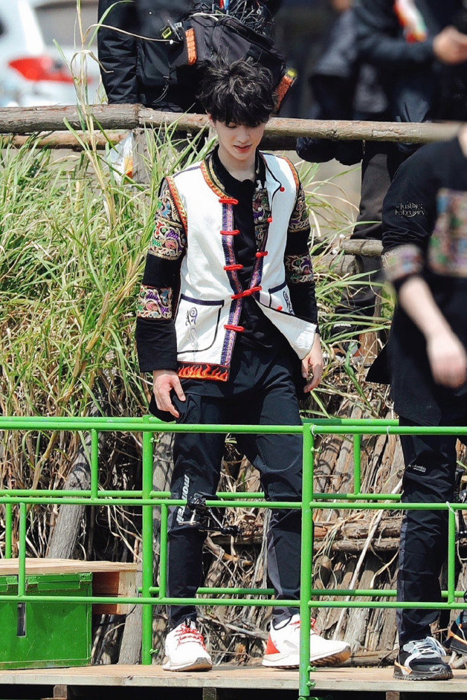 黄明昊民族风造型黄明昊极限挑战路透民族风服饰小卷毛造型好可爱