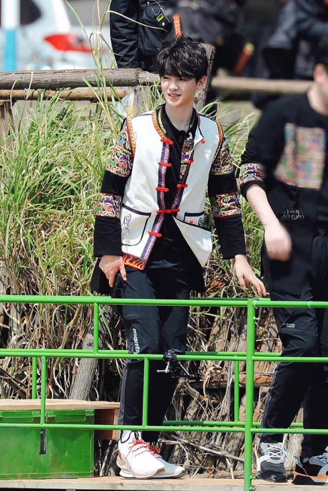 黄明昊民族风造型黄明昊极限挑战路透民族风服饰小卷毛造型好可爱