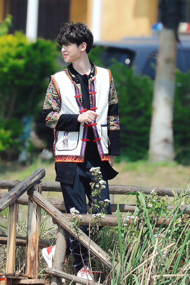 黄明昊民族风造型黄明昊极限挑战路透民族风服饰小卷毛造型好可爱