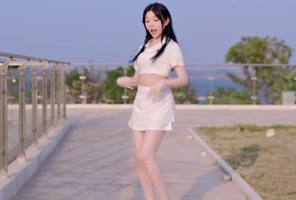 b站腿王up主"发狠",扬言要打哭粉丝,但衣服能活动得开?_腾讯新闻