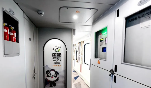 国内顶级旅游专列来了 全国首列熊猫专列成都发车_腾讯新闻