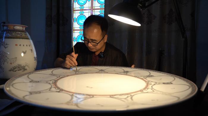 非遗商经丨广彩惊艳300年非遗传承人谭广辉见证40年行业沉浮