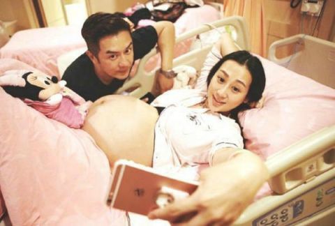 陈浩民一家逛迪士尼蒋丽莎五年生四胎身材火辣