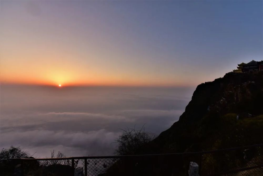 峨眉山曝光從未見過的天空日出雲海日月同輝勝景治癒了所有人