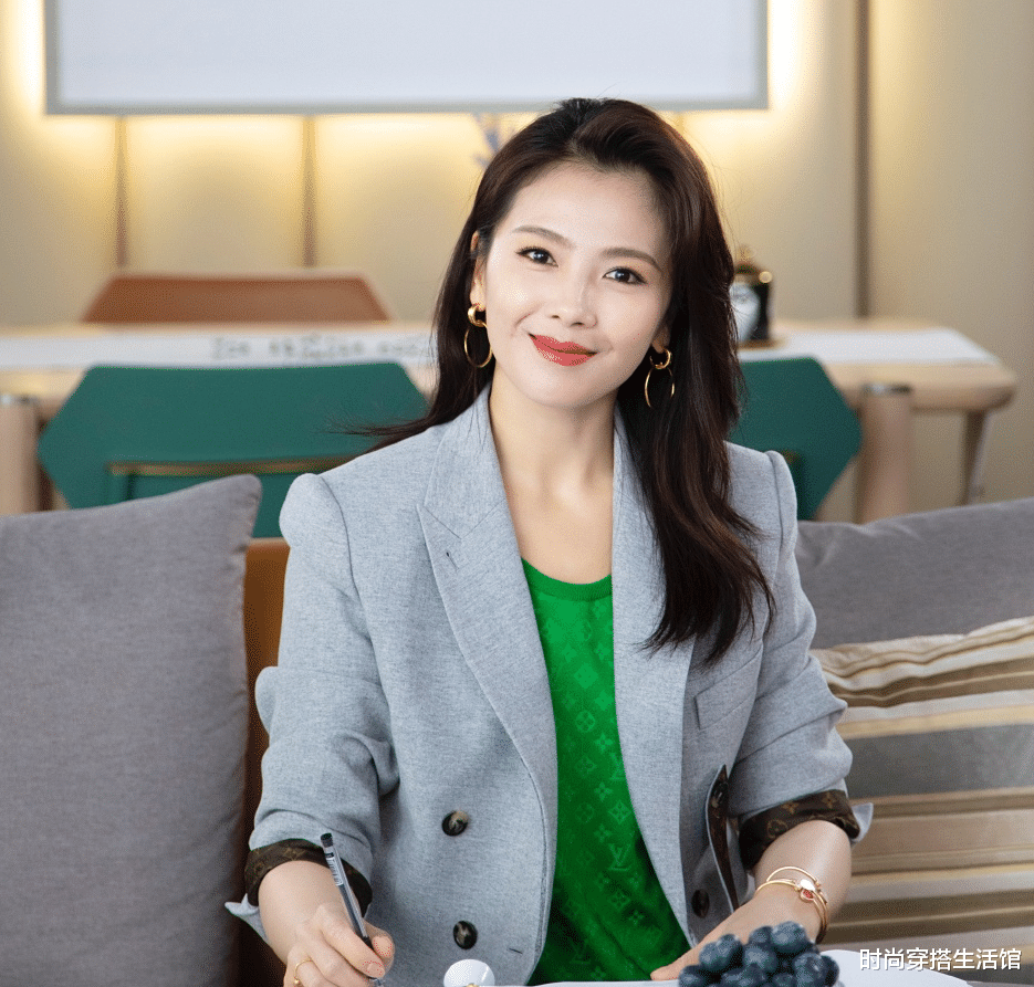 有品位女人穿西装尽量少配裤子瞧瞧刘涛这样穿洋气又显嫩