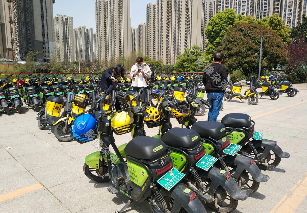实拍长沙街头霸气的共享电单车,每辆车都上牌照配头盔,看看价格贵了吗