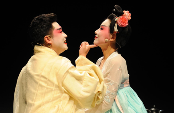 张国立导演话剧《我爱桃花》上演"戏中戏" 巧妙展现人类情感困惑