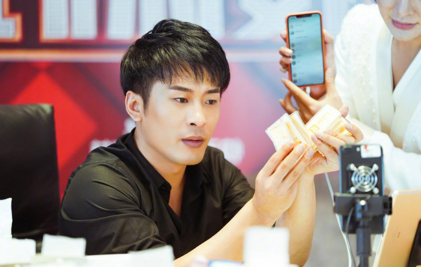 辛巴高调宣布复出被吐槽有原则要骗只骗家人们