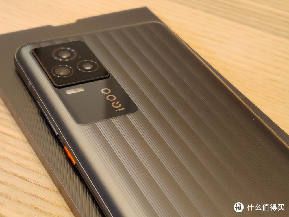 摄像头三角形排列,切凸起程度很低,好评.