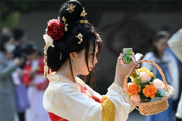 从诗词看宋朝花朝节的热闹莺花世界春方半灯火楼台月正圆