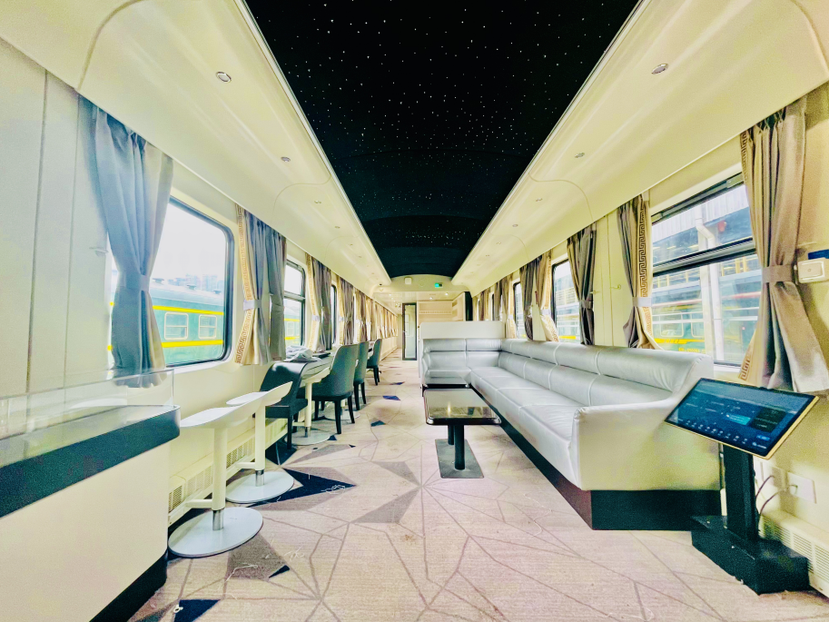 该趟列车定位高端旅游专列,不仅配备高品质家居用品,独立卫生间,恒温