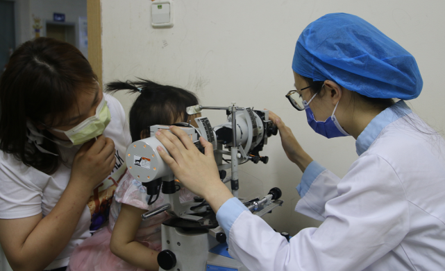 (斜弱视儿童在长沙爱尔眼科医院接受检查)对于弱视的训练治疗,最常见