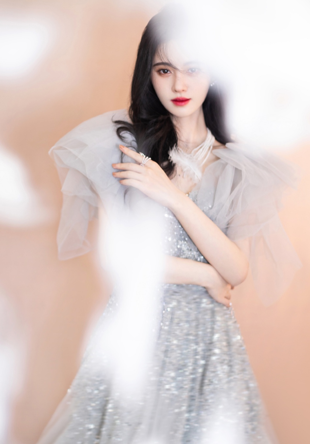 鞠婧祎傣族服饰走红网络上衣仅巴掌大体重过百真穿不下