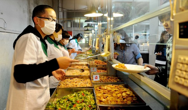 富士康的食堂:每天吃光60吨大米,280头猪,120万个鸡蛋!_腾讯新闻