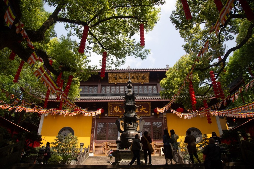 杭州靈隱寺,絕對是老牌旅行目的地中經久不衰的存在,但連同飛來峰一起