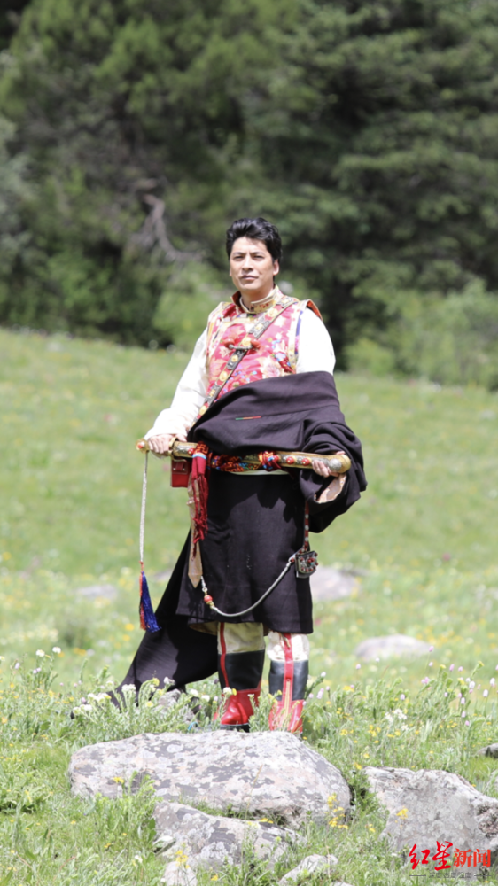 康巴汉子这位局长因为颜值火了