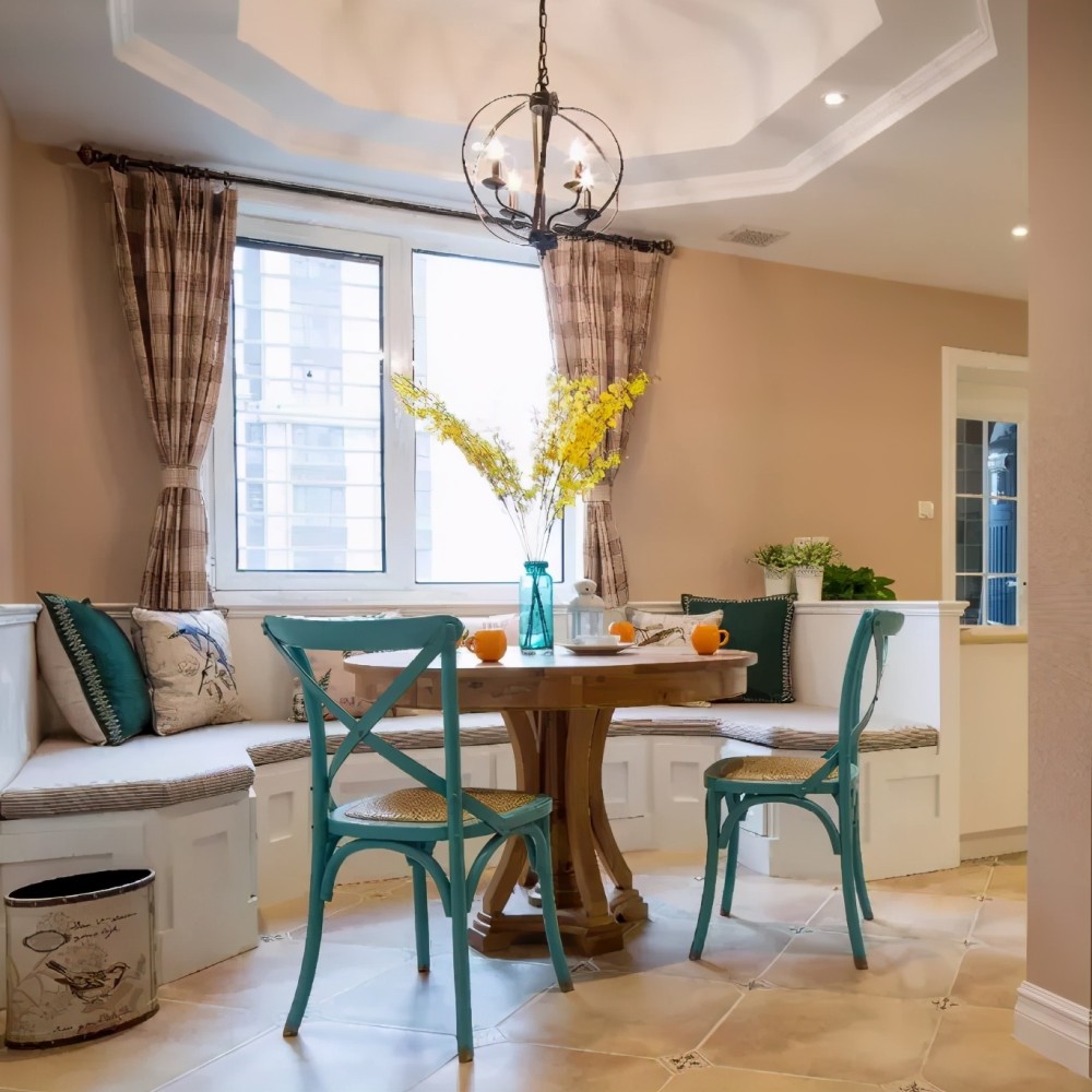 适合单面卡座,更节省空间为了让空间显大,还可以把餐桌椅充当客厅沙发