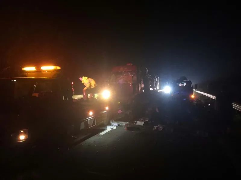 报警称,在济广高速公路上行线k644 800米处,两辆大型汽车发生追尾事故