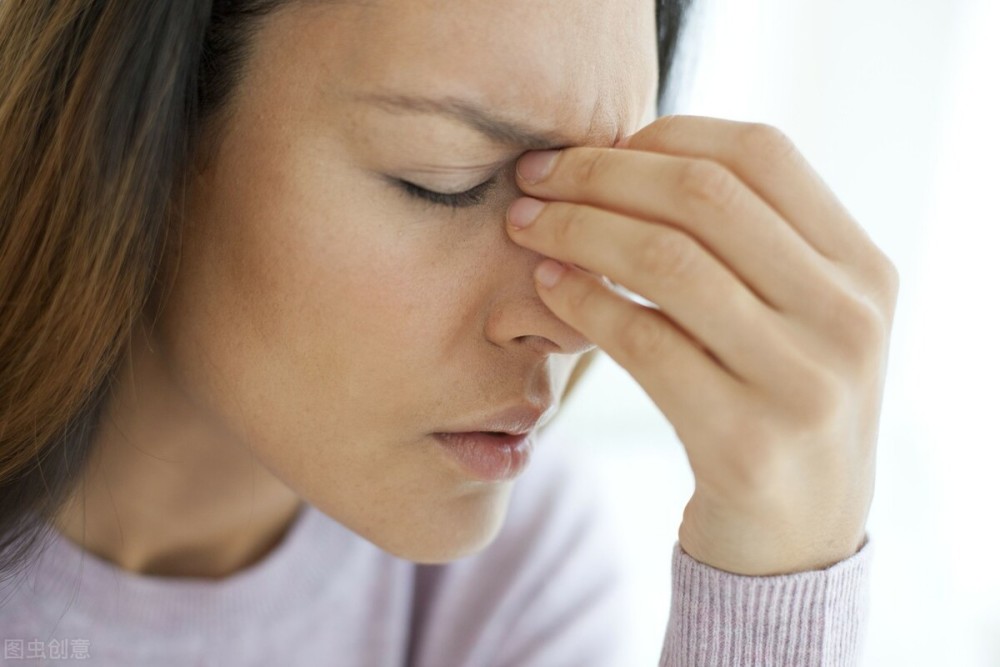 第二个,阴虚内热型如果你的舌面光滑,伴有咽喉干痛,口渴不想喝水,心烦