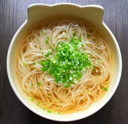 吃腻了白水煮面不妨试试新吃法早餐这样做孩子百吃不厌