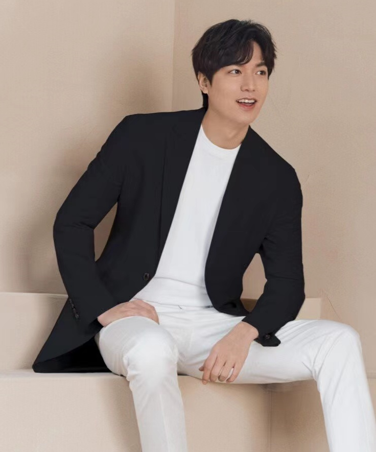 33岁李敏镐独步异乡街头穿复古喇叭裤配毛衣阳光大腿显粗壮似发胖