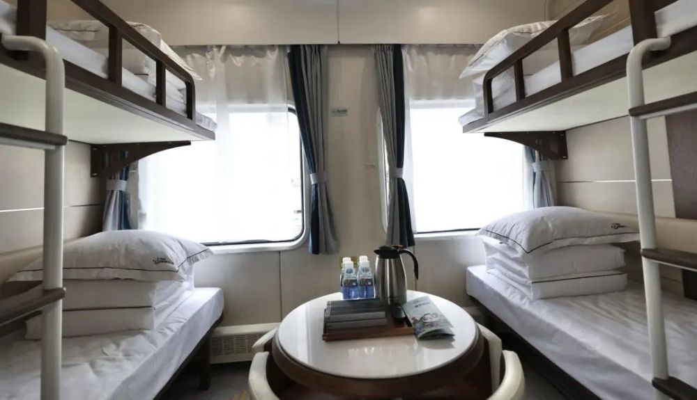 四人间来看看双人间5辆"熊猫归阁"(高级硬卧)2辆"熊猫雅舍"(高级软卧)