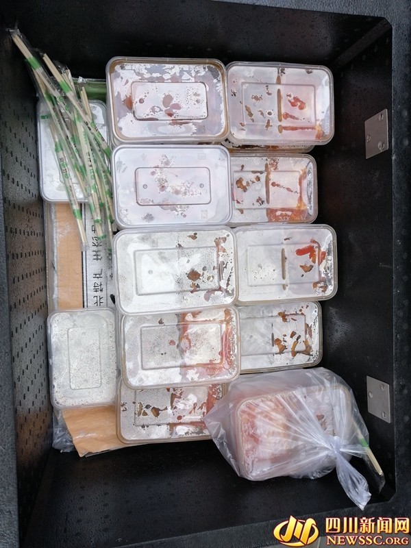 "90后女孩工地卖快餐走红网络_腾讯新闻