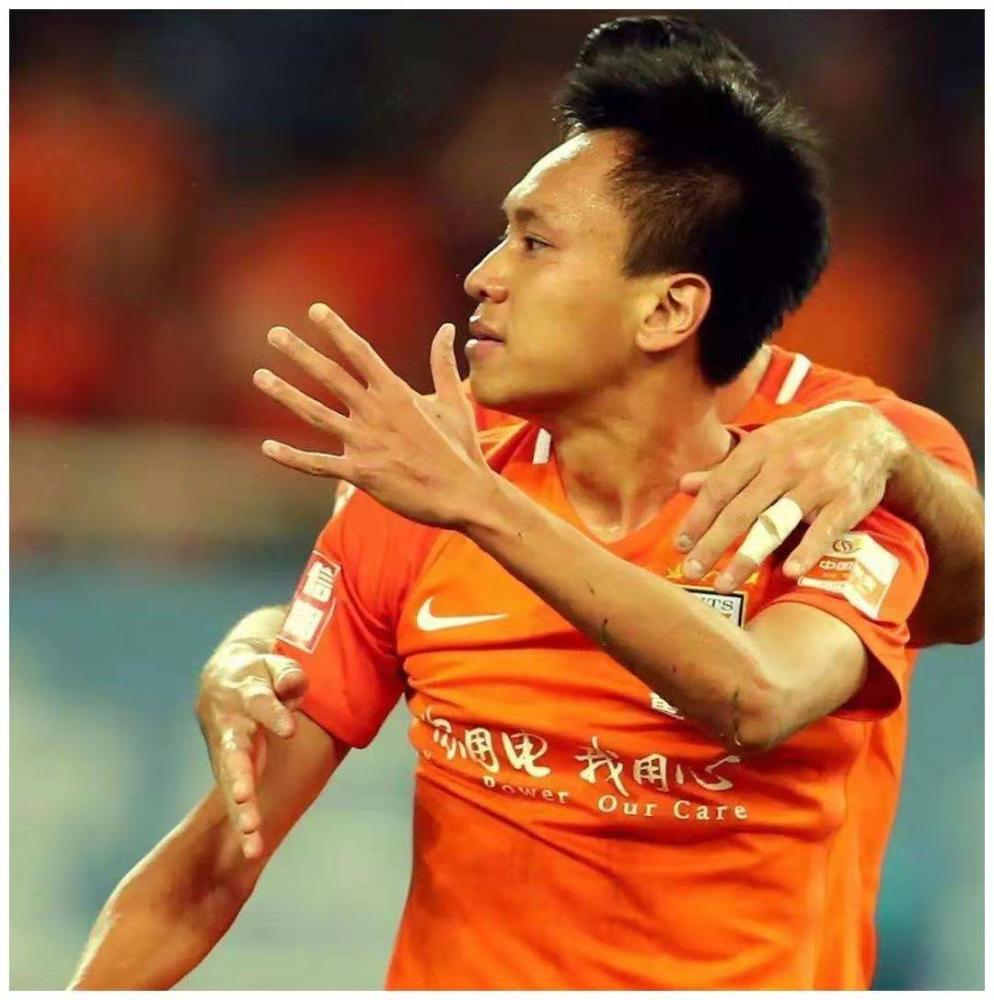 是决定去追随昔日的恩师殷铁生,他肯定会成为中乙赛场上最闪耀的球员