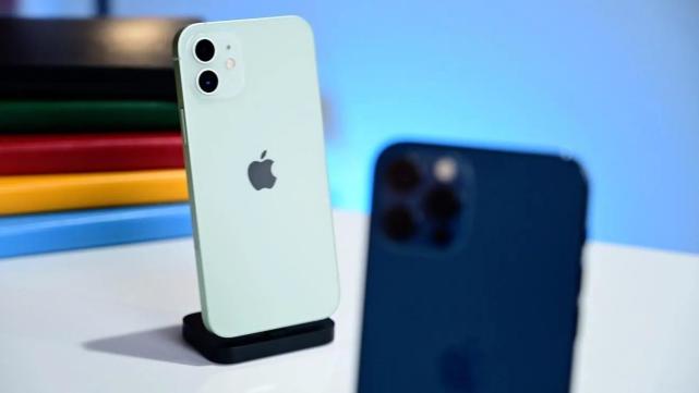 买iphone12还是选小米10至尊版对比后的优缺点都太明显终于知道买谁了