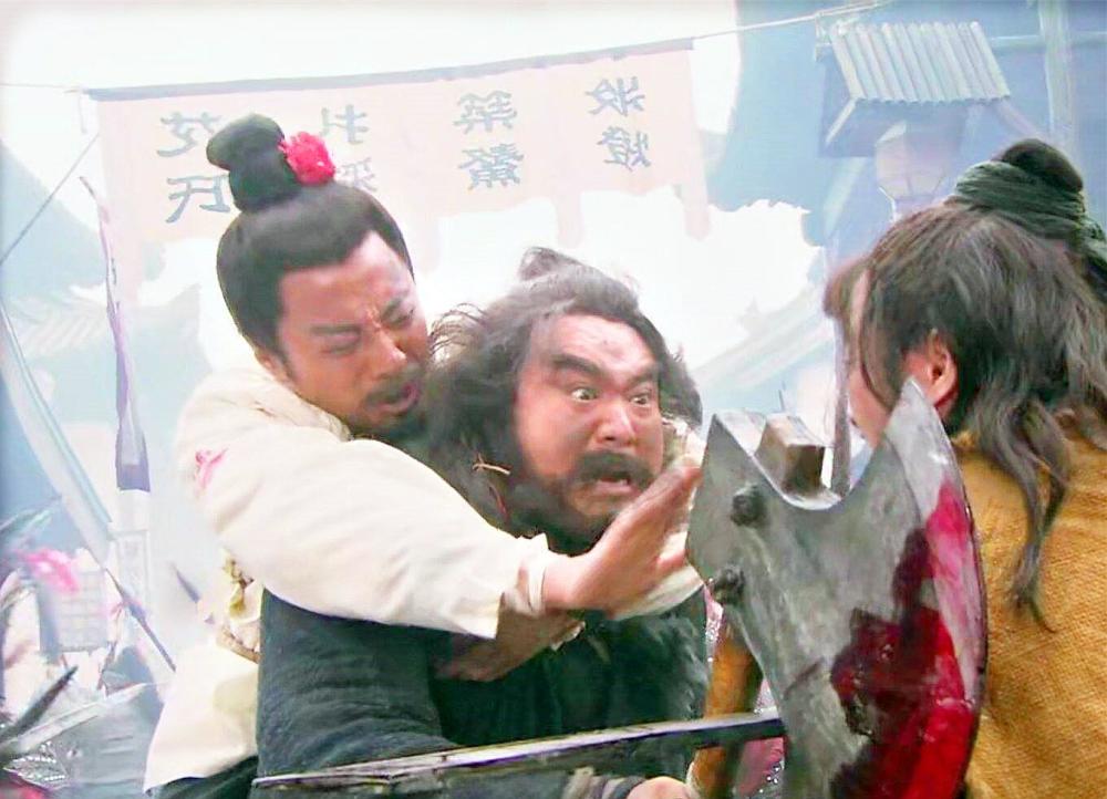 江州劫法场时,李逵的表现非常勇猛,背着宋江哥哥一路狂蹿出数十里