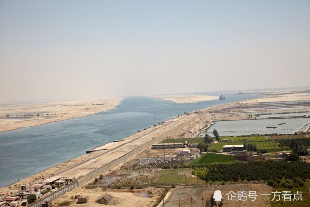 一大型集装箱船搁浅苏伊士运河双向航道被堵