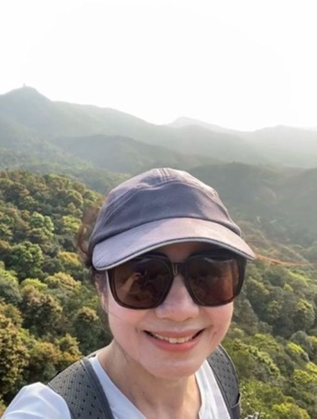 钟楚红晒爬山照素颜皮肤松垮略憔悴但优雅老去就是漂亮