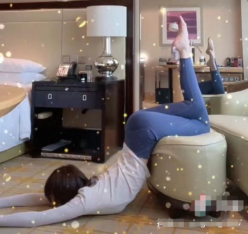 为了完成漫画腰的高难度动作,翟星月上半身贴在地上,腿部搭在椅子上