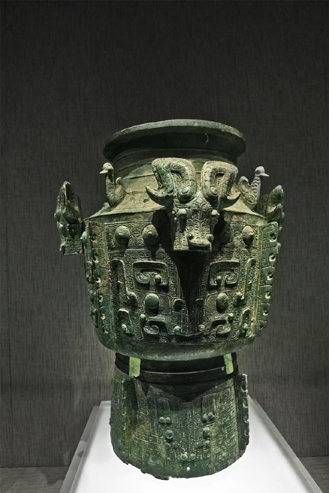 左为三星堆铜尊,右为铜罍现代人早已不再使用青铜酒器饮酒,但有时会