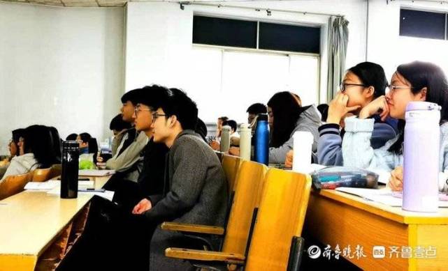我的思政课老师｜岳松：以前下课卡点走，现在变身“段子手”_腾讯新闻