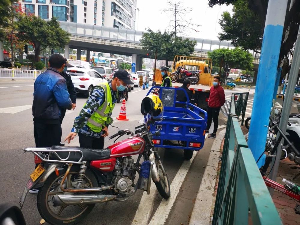 在对富华东路双向行驶的摩托车和电动车进行检查时,刚好拦截了