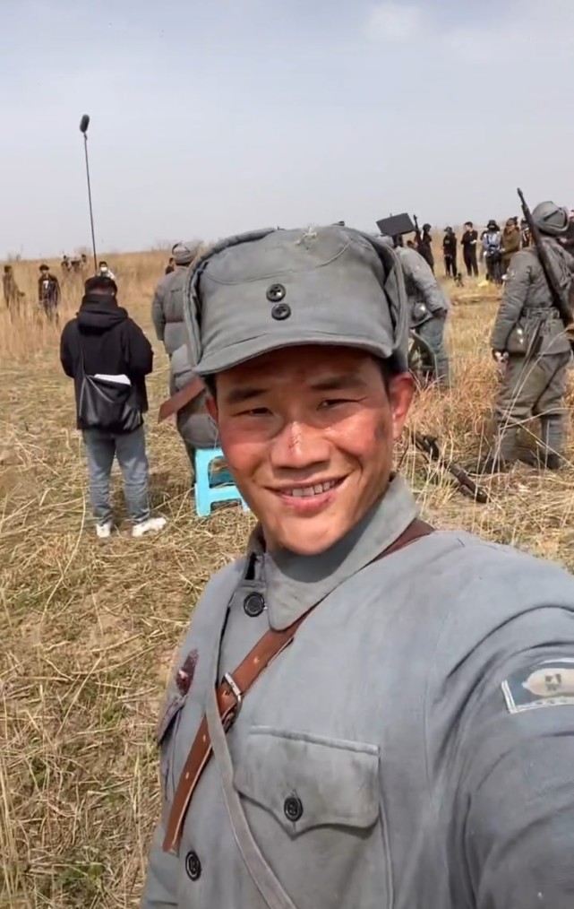 嘎子哥谢孟伟时隔多年拍新戏,穿着简单似群演,磨皮过度网友称认不出