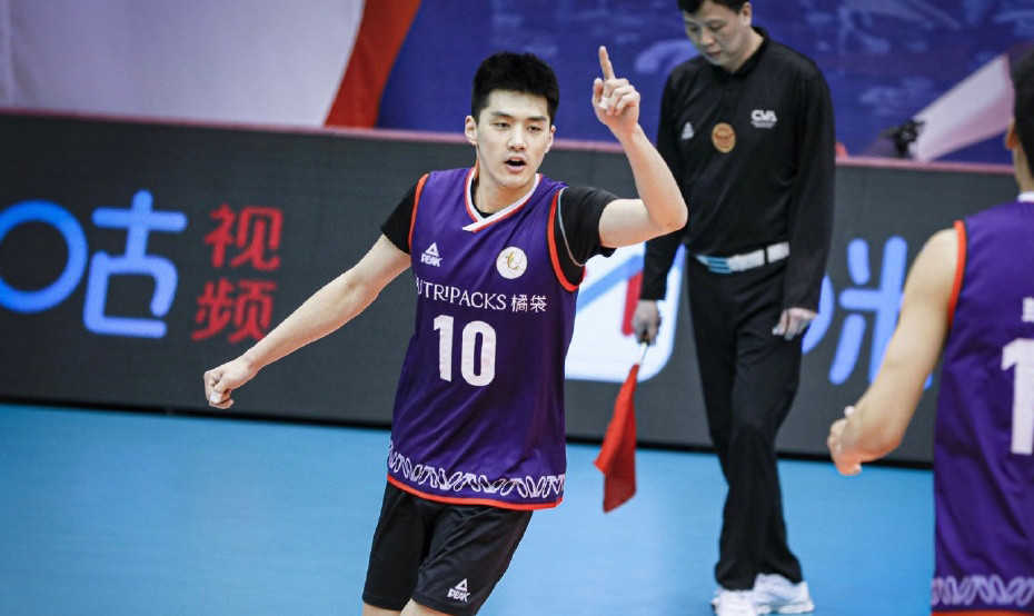 在四川和天津5-8名的排位赛中,四川男排先输两局,为了扭转场上劣势