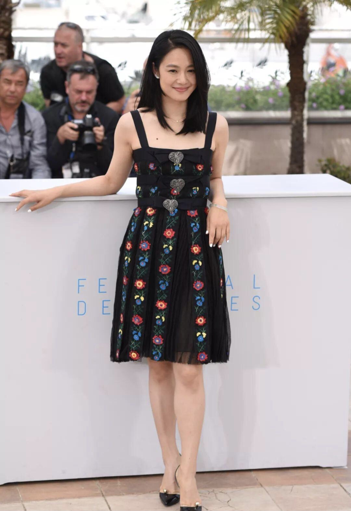 周韵与丈夫合体秀恩爱穿抹胸裙性感高贵老公搂腰宠妻好甜蜜