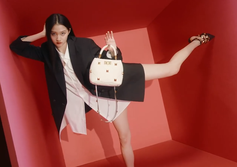 大长腿,关晓彤坐在红色的沙发上,双腿斜放着,相当的抢眼,从拍摄代言