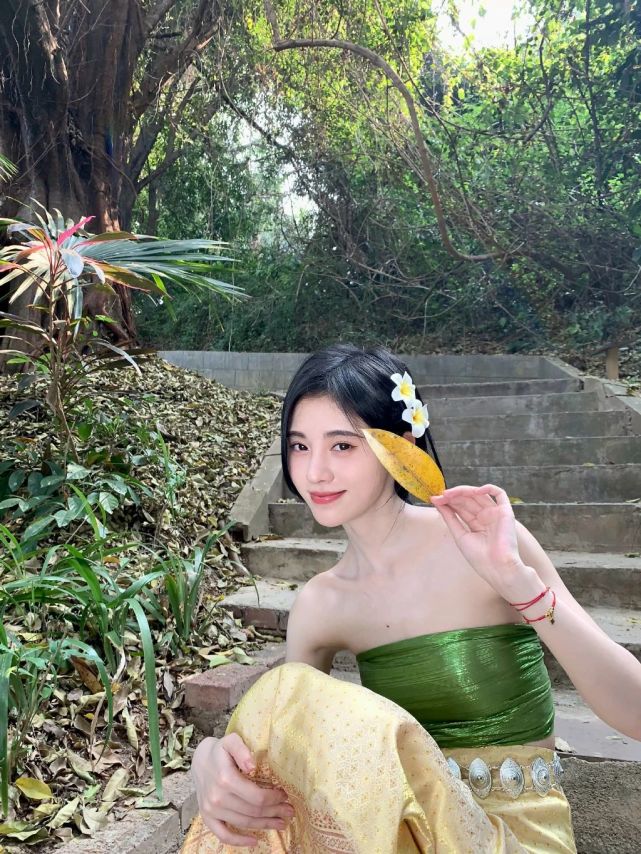 鞠婧祎壁纸一身傣族服装大秀锁骨尽显清纯靓丽感