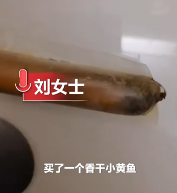 良品铺子摊上事了鸡肉肠里竟然长蛆